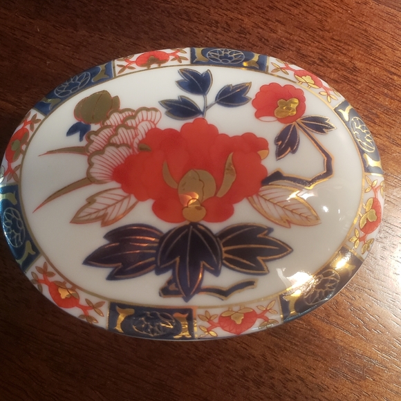 Ashibi Porcelain Lidded Trinket Box - Picture 4 of 10